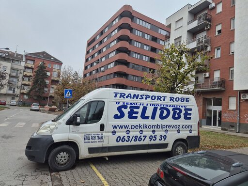 Kombi za selidbe parkiran ispred zgrada