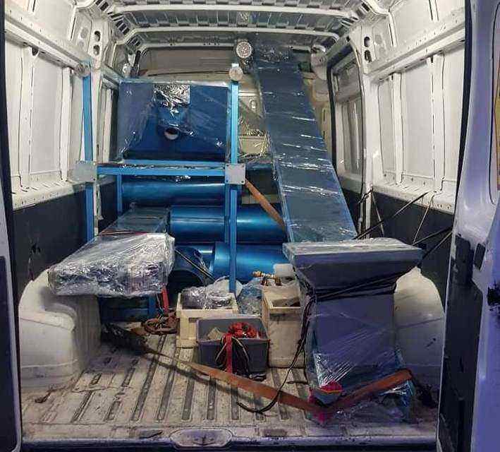 Kombi natovaren sa delovima od mašina