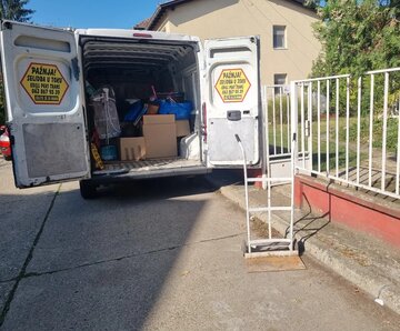 Natovaren kombi ispred kuće u Novom Sadu